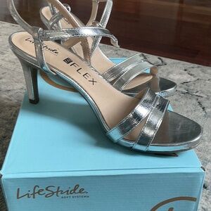 Life Stride Silver dress heels size 9 never worn